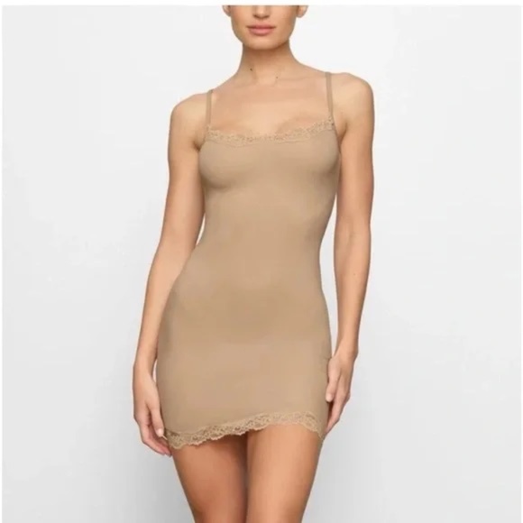SKIMS Fits Everybody Lace Slip Dress NWT - Picture 1 of 8
